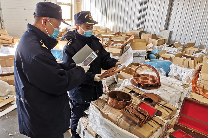 關(guān)員對(duì)黃檀木制品進(jìn)行查驗(yàn) 黃檀木制品進(jìn)行查驗(yàn)
